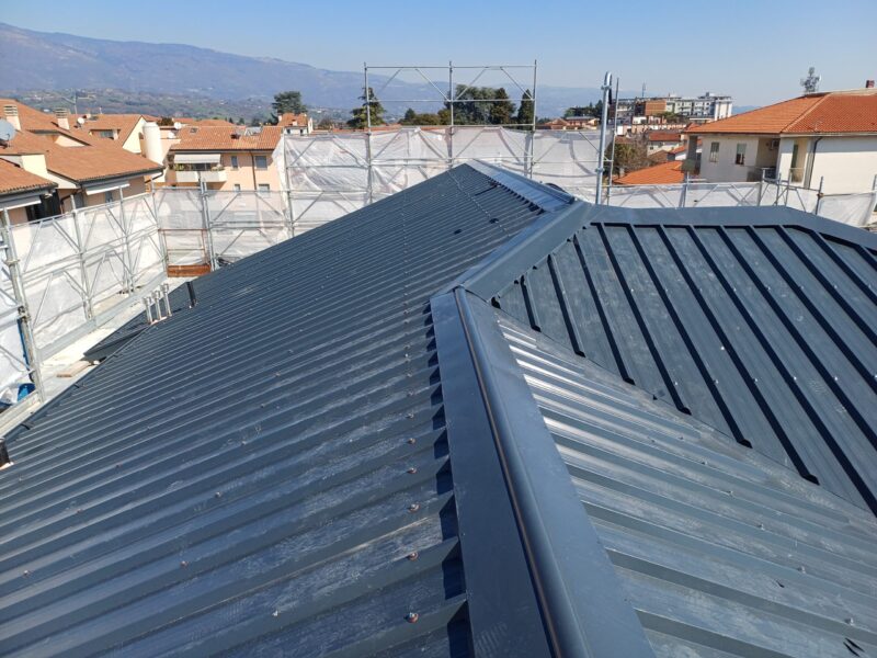 Rifacimento tetto condominiale in lamiera