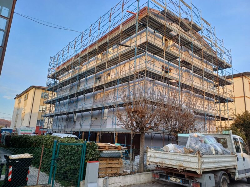 Installazione cappotto esterno su condominio a Padova